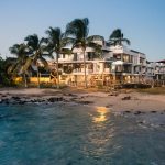 Golden Bay Galápagos <img src="https://turismo.fenedifvirtual.org/site/wp-content/uploads/accesibilidad/semaforo_alto1.png"  width="150px">